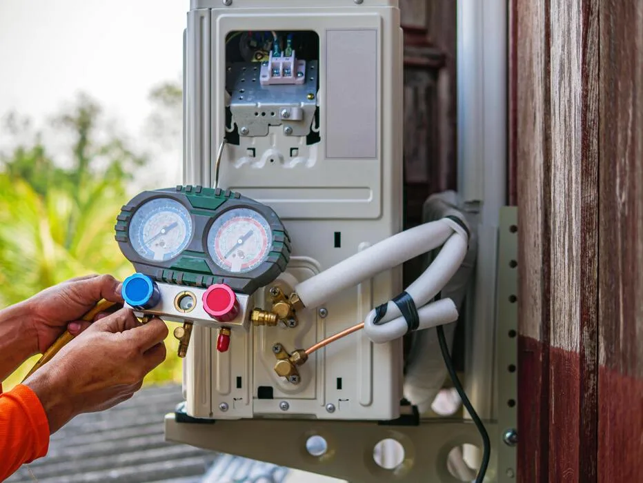 Électricien Qualifelec intervenant pour nos clients en Savoie et Haute-Savoie